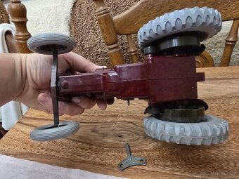 KRASNY BAKELIT TRAKTOR ZETOR 25 KLIČEK S KRABICÍ - 11