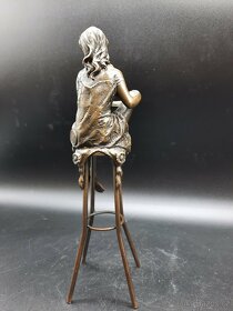 Dáma na barové židli - 27 cm - Bronz - 11