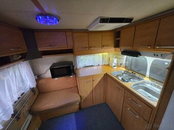Unikátní prostorný karavan Kanus 750 s vysouvacím bokem - 11