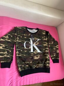 Krasna maskačová mikina Calvin Klein Nova s visackou - 11