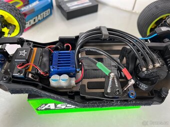 RC auto Team Associated B 6.3 - 11