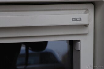 Prodám dvě střešní okna VELUX 78 X 118 cm - 11