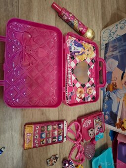 Hračky 50 kusů, Barbie věci, svítící lampa, pop-it, Playmobi - 11