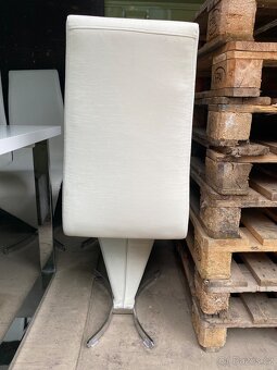 Bílý jídelní stůl a 6 designových židlí v krásném stavu - 11