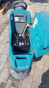 Podlahový mycí stroj TENNANT T300e - 11