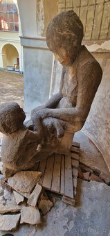 Obří pískovcové sousoší „Matka s dítětem” z období první rep - 11