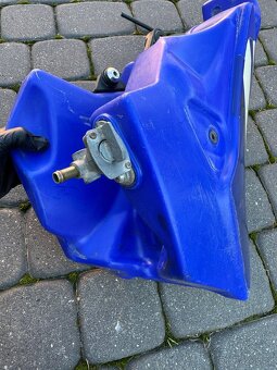 Palivová nádrž s kohoutkem Yamaha YZ 125 250  r 02-04 - 11