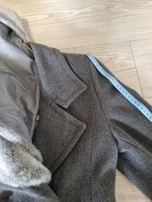 Elegantní zimní kabát s kožešinovým límcem 36-38 - 11