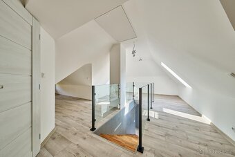 Prodej nového mezonetového bytu 3+1 se zahradou s bazénem - 11