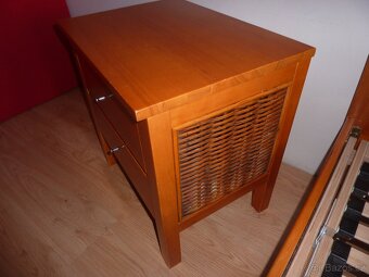2x dřevěný noční stolek - oba za 1300,- - 11