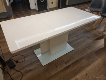 Bílý jídelní stůl - 11