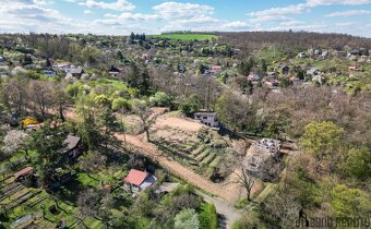 Prvorepubliková vila s  pozemkem 5 181 m² v Želešicích - 11