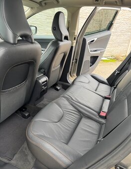 VOLVO XC60 2.4 D3 AWD SUMMUM •Ťažné •Manuál •Panorama - 11