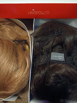 Dvě zánovní dámské paruky, tmavě hnědá a blond - 11