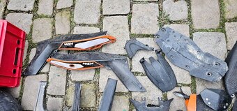 Prodám díly na KTM Duke 125 - 11