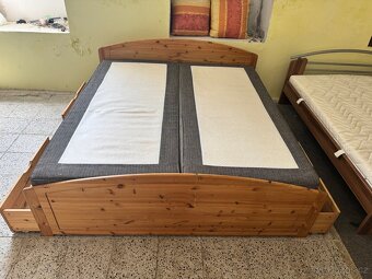 Hezká dřevěná postel-letiště 180x200 se šuplíky - 11