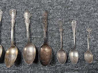 9 ks historických stříbrných sběratelských lžiček - 11