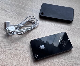 ikonický Apple iPhone 4 32gb v černé barvě, krásný stav. - 11