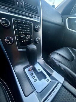 VOLVO XC60 2.4D5 R-DESIGN 151KW 4x4 AUT-NAVI-KUŽE-TAŽNÉ-XENO - 11