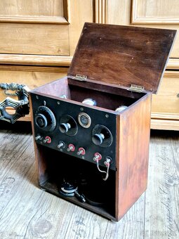 Staré rádio včetně sluchátek, Francie, rok 1923 - 11
