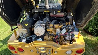 Nakladač CATERPILLAR 908M - 11