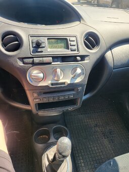 Toyota Yaris 1.3i,64kw,rok výroby 2004. - 11