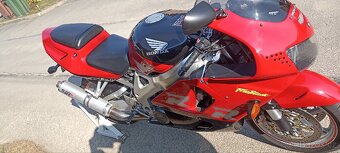 Honda CBR 900RR Fireblade 1999 SC33 - 11