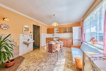 Prodej rodinného domu se 2 byty, dvougaráží a zahradou v Tru - 11