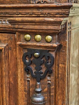 Vlámská renesanční skříň z dubu s bohatou řezbou - 11