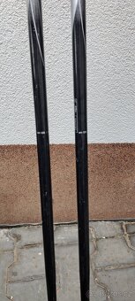 Lyže,boty, helma, hůlky, brýle. - 11