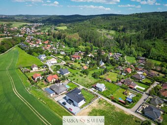 Prodej pozemku 1200m2 k výstavbě RD s výhledem na les v oblí - 11