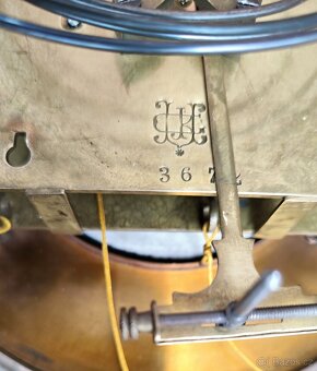 staré zdobené dvouzávažové hodiny - 11