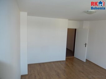 Nabízíme k pronájmu  byt 1+kk o ploše  27m2 ve 4NP bez výtah - 11