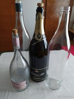 láhve 0,5l a 1lt s uzávěrem, plucky (placatky) 0,2l - 11