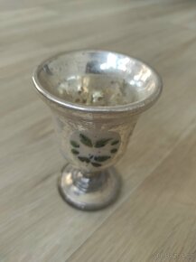 Starožitné ručně vyšívané dečky, broušená mísa, vějíř - 11