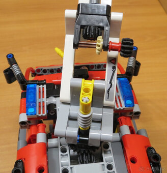 LEGO 42068 Letištní záchranné vozidlo - 11