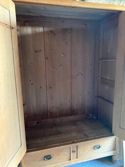 Šatní skříně, toaletka, noční stolek, 2x postel - 11
