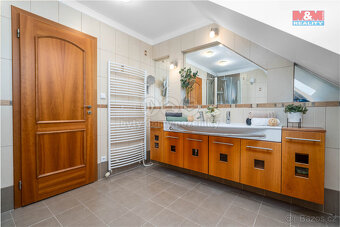 Prodej rodinného domu, 439 m², Chýně, ul. Dlouhá - 11