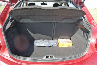 Peugeot 208 1,2i 60 kW, bohaté příslušenství - 11