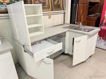 Elegantní bílá kuchyně ze dvou částí - 11