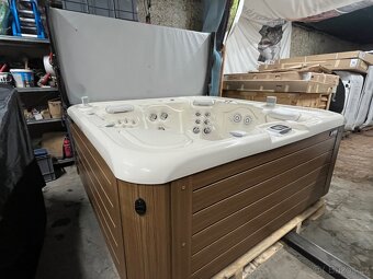 Vířivá vana Envoy HotSpring - 11