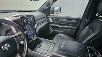 Dodge Ram 1500 Limited Black Head-up pneumatika - 11