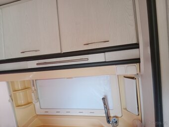 Pěkný karavan s moderními skříňkami - 11