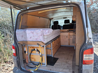 Prodám auto s obytnou vestavbou VW T5 - 11