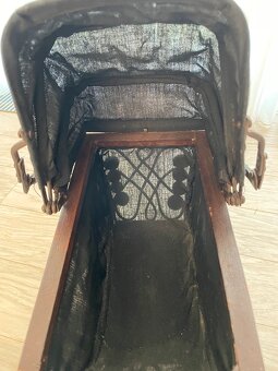 Starožitný proutěný kočárek pro panenky 🧸 loukoťková kola - 11