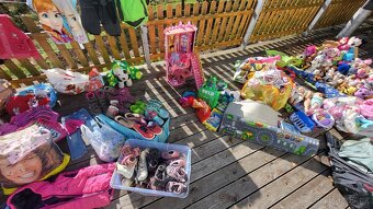 Oblečení po dětech, plyšáci, stan, a spousta dalšího - 11