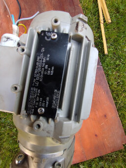 motor s převodovkou 3,5 ot/minutu - 11