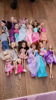 Velký Barbie karavan + panenky - 11