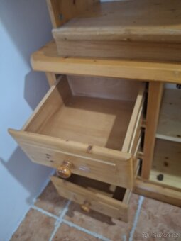 Masivní dvoudílná skříň- vitrína - 11