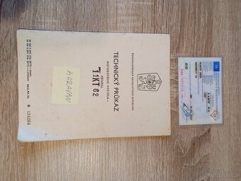 Karavan, obytný přívěs s papírama. - 11